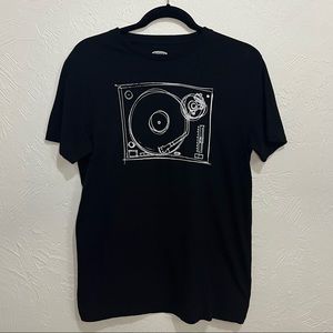 SIZE SMALL BLACK RECORD PLAYER TEE
